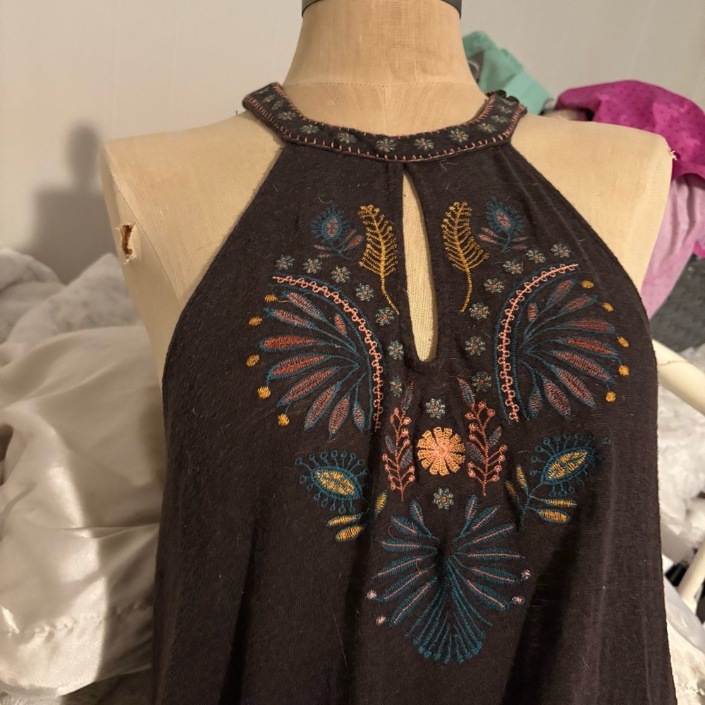 Dark brown halter top with embroidered design🌸
GENUINE y2k by Coco + Jameson